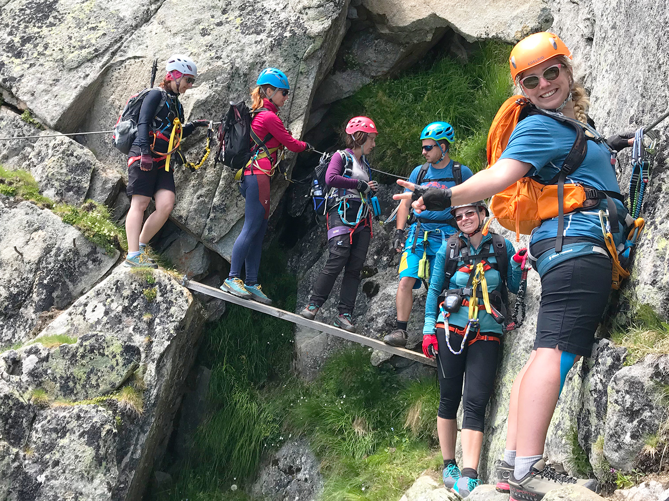 Eggishorn Klettersteig (B/C) zpestřuje několik pasáží s visutými mostky