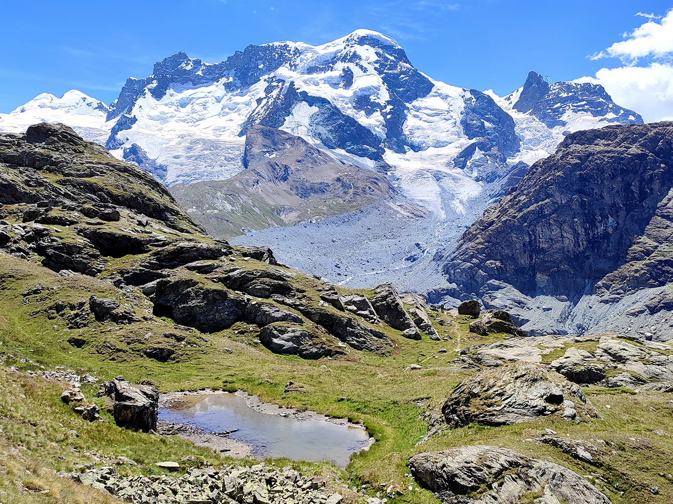 Výhled na masiv Monte Rosa s několika čtyřtisícovými vrcholy