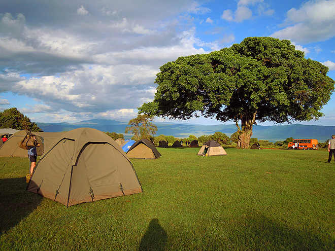 Kemp Simba nad kráterem Ngorongoro