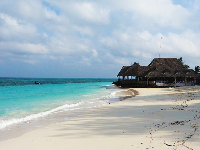 Písečná pláž a blankytné moře Zanzibaru