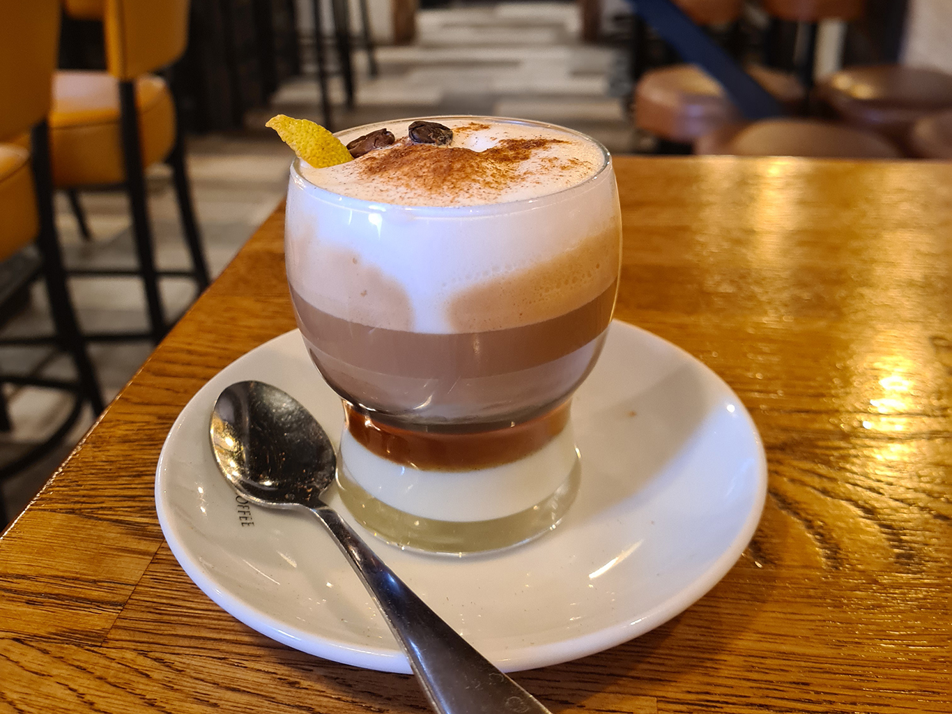 Barraquito - káva s kondenzovaným mlékem, likérem, citrón. kůrou a skořicí