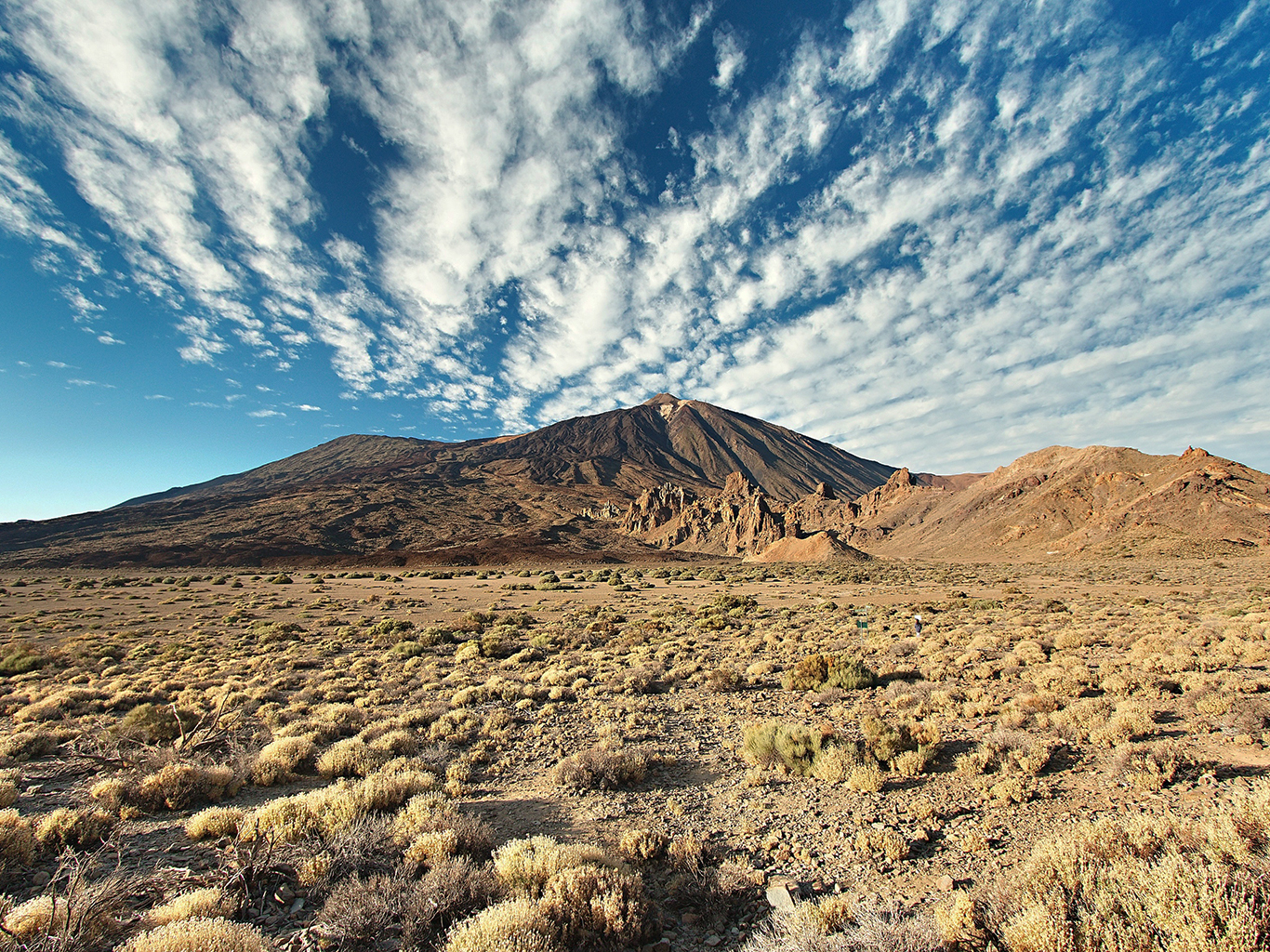 Pohled z vyhlídky Llano de Ucanca přes plošinu na sopku Pico del Teide