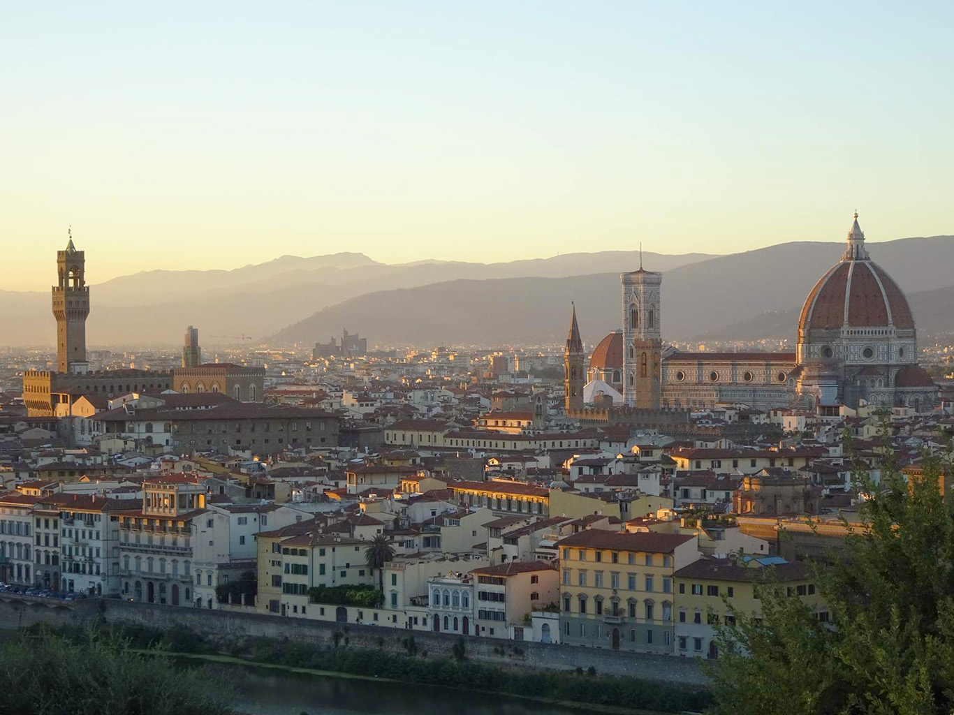 Pozorování zapadajícího slunce nad Florencií z Piazza Michelangelo 