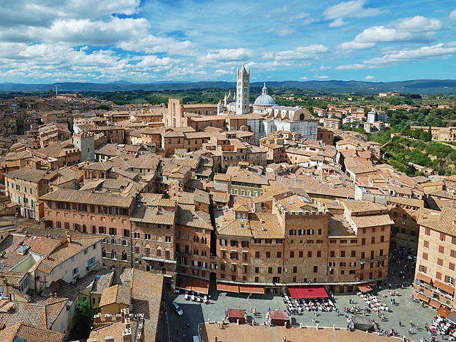 Výhled ze 102 m vysoké věže Torre di Mangia na město Siena