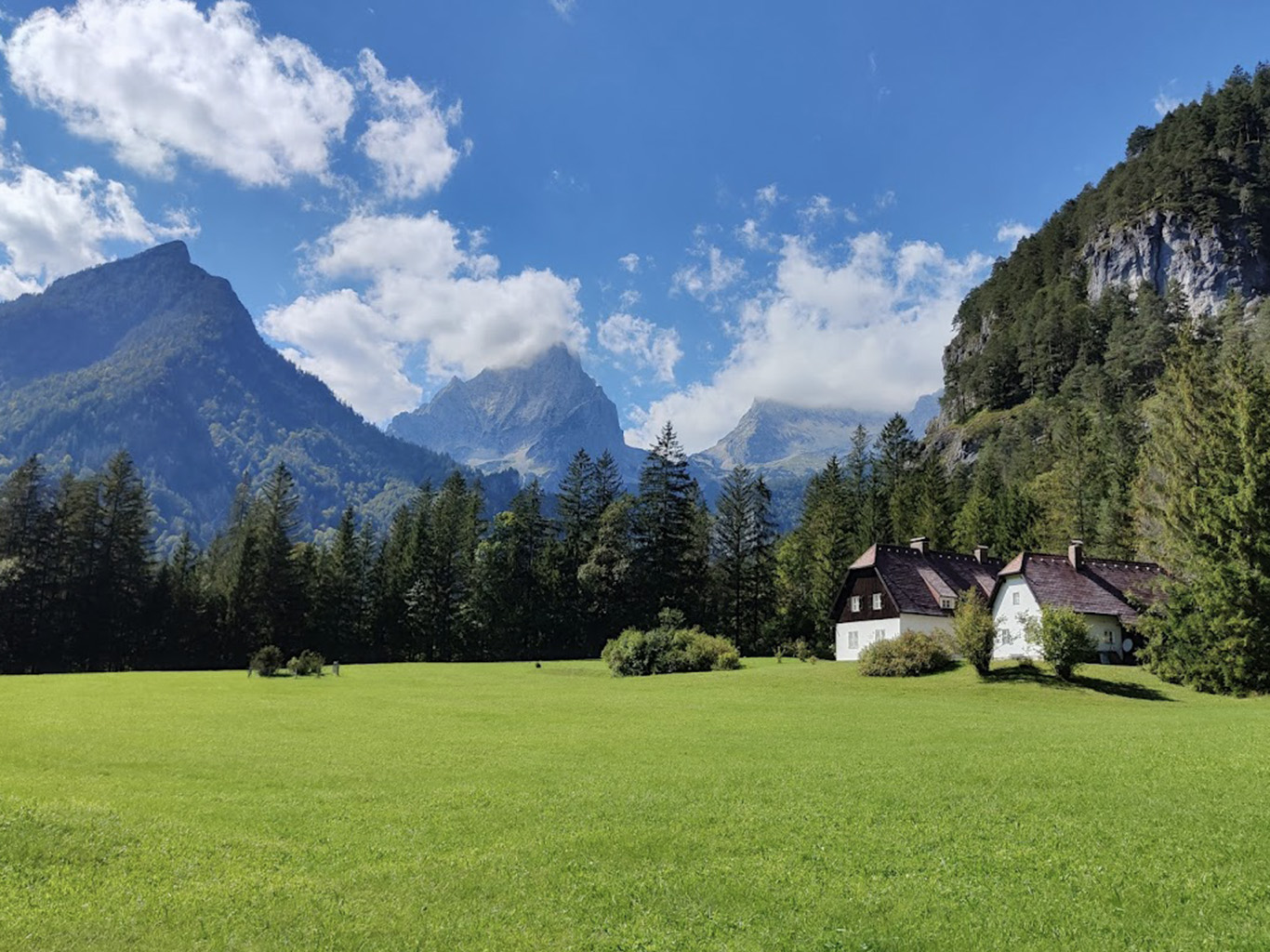 První pohled na horu Spitzmauer z vesničky Hinterstoder 