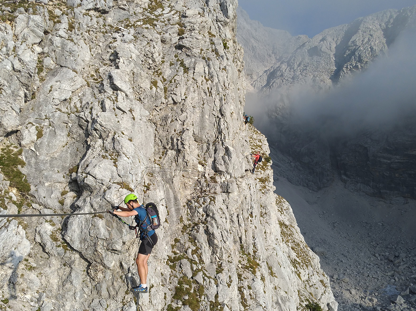 Náročná ferrata Priel Klettersteig je plná traverzů