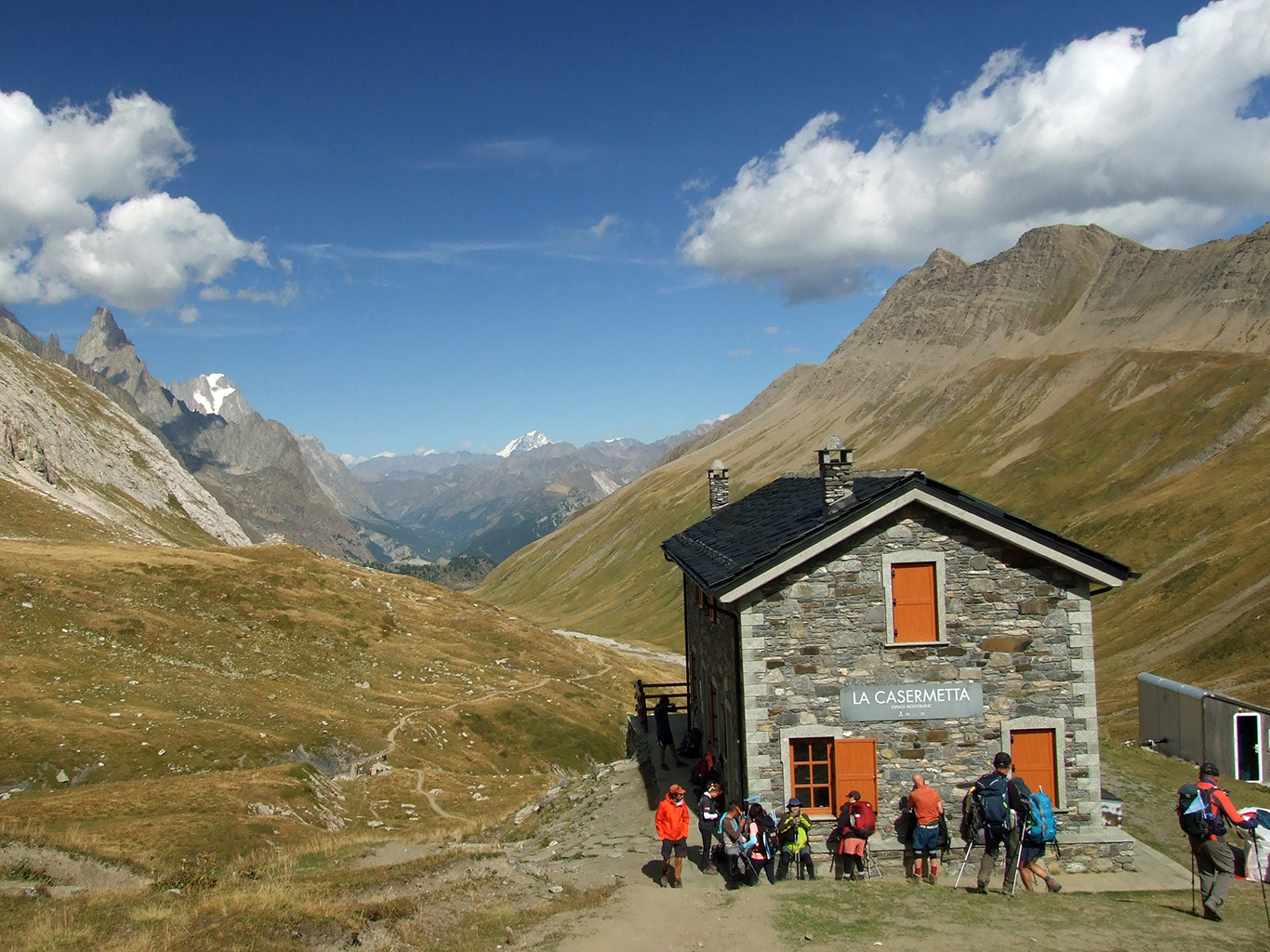 Chata La Casermetta v sedle Col de la Seigne