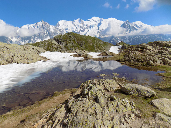 Pohled na vrcholy Aiguille du Midi a Mont Blanc z masivu Le Brévent