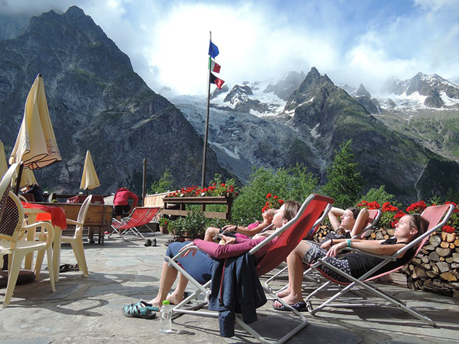 Odpolední relax u italské chaty Rifugio Monte Bianco