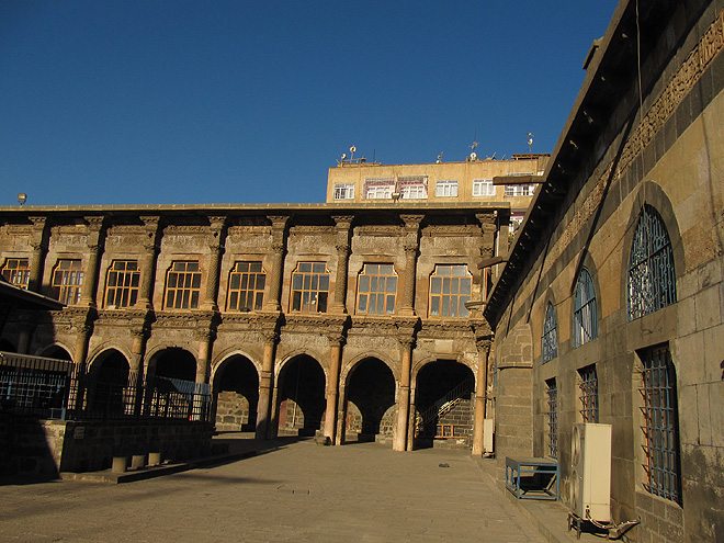 Velká mešita (Ulu Camii) v Diyarbakiru