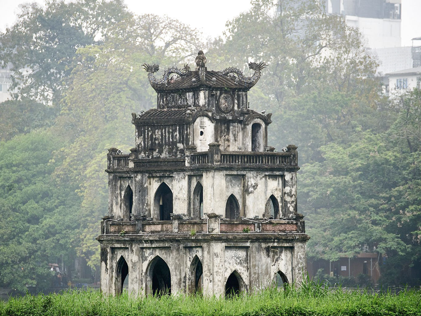 Na jednom z ostrůvků jezera Hoan Kiem stojí pagoda Thap Rua (Želví věž)