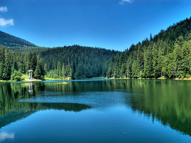 Ledovcové jezero Siněvir, které se nachází ve stejnojmenném NP