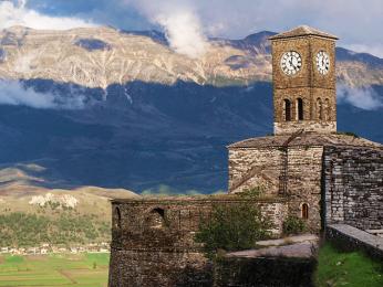 Hodinová věž citadely nad městem Gjirokastër