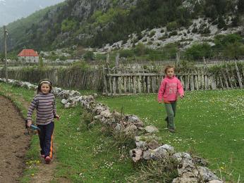 Ve vesnici Theth jsou na turisty zvyklí - děti tu mluví anglicky a občas nabízí i průvodcovské služby