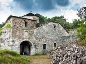 Jeden z dochovaných pravoslavných kostelů ve vesnici Voskopojë