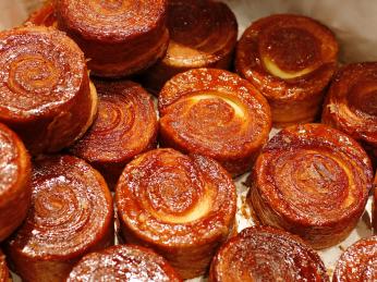 Koláč kouign-amann má obsahovat 40 % těsta, 30 % másla a 30 % cukru