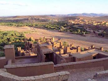 Pohled do okolní pouště z vrcholu ksaru Ait Benhaddou