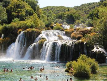 Koupání pod vodopády v NP Krka