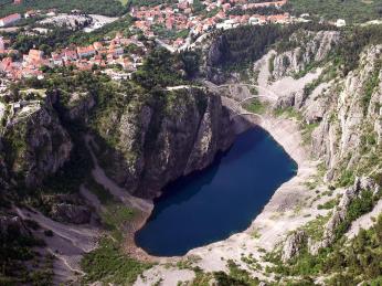 Modré jezero pravidelně vysychá a pořádá se v něm fotbalový turnaj 