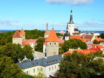 Středověké věže a kostel svatého Olafa v estonském hlavní městě Tallinnu