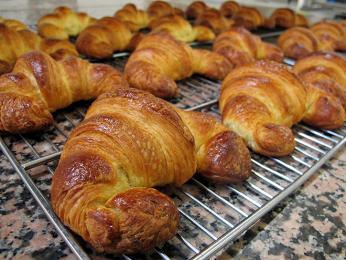 Croissant - pečivo ve tvaru půlměsíce z máslového kynutého těsta