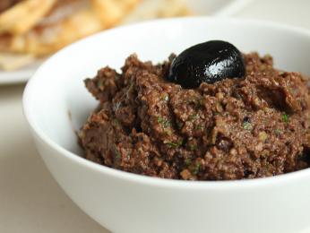 Tapenade - pasta z oliv, kapar, ančoviček a česneku