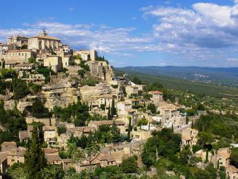 Vesnička Gordes vystavěná na skále je součástí oblasti pohoří Luberon