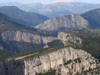 Kaňon Verdon je místy hluboký až 700 m