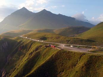 "Military Highway" a vrcholky Kavkazu v oparu