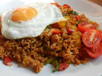 Smažená rýže nasi goreng původem z Indonésie zdomácněla i v Nizozemsku