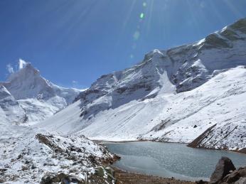 Jezero Kedartal v údolí Gangotri, kde pramení řeka Ganga