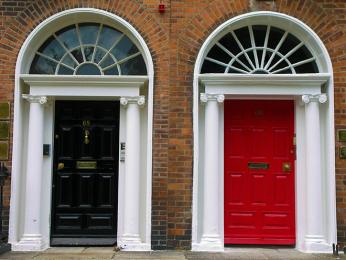 Ukázky typických georgiánských dveří na Merrion square