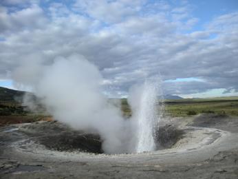 Praotec všech gejzírů světa Geysir a jeho probuzení po zemětřesení v roce 2008