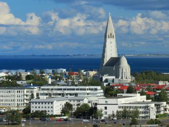 Pohled shora na moře a obrovský kostel Hallgrímskirkja viditelný odevšad