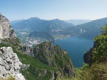 Výhled do okolí z via ferraty na Cima Capi