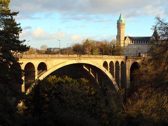 Z mostu Pont Adolphe je pěkný výhled na staré město