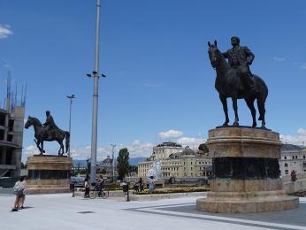 Sochy Dame Grujeva a Goce Delčeva chrání vstup na starý most ve Skopje