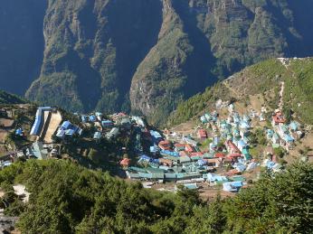 Pohled shora na terasovité město Namche Bazaar