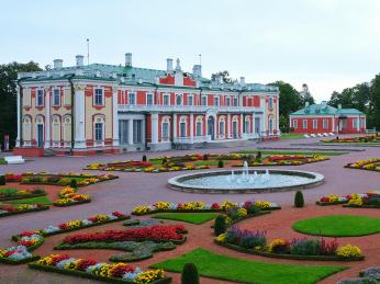 Barokní palác Kadriorg s květinovou zahradou nechal postavit car Petr Veliký