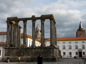 Jednou z nejzachovalejších římských památek je Templo Romano v Évoře