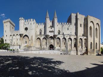 Papežský palác pochází ze 14. století