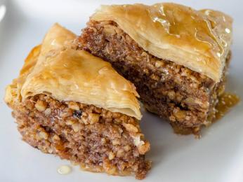 Baklava je velmi sladká, jedná se o filo těsto plněné medem a oříšky