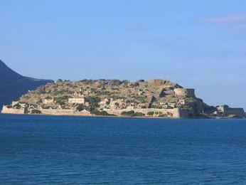 Malý ostrůvek Spinalonga