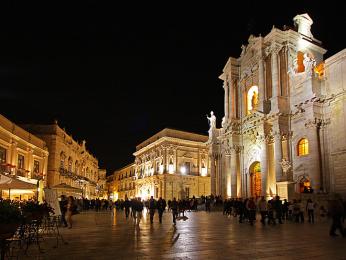 Nejvýznamnější stavby náměstí Piazza del Duomo - katedrála a radnice