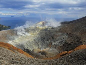 Ostrov Vulcano je tvořen dvěma krátery