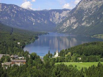 Bohinjské jezero má překrásnou scenérii 