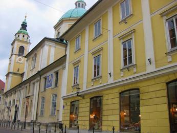 Biskupský palác je renesanční palác s arkádovým nádvořím