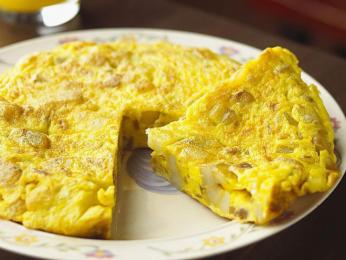 Studená bramborová omeleta tortilla espaňola je národním jídlem