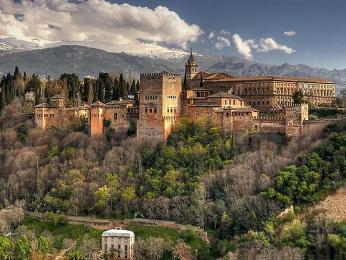 Palácový komplex Alhambra v pozadí s nejvyšší horou Sierra Nevada Mulhacén