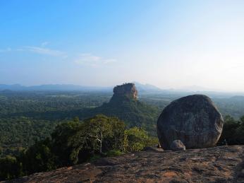 Výhled z Pidurangaly na stolovou horu Sigiriya